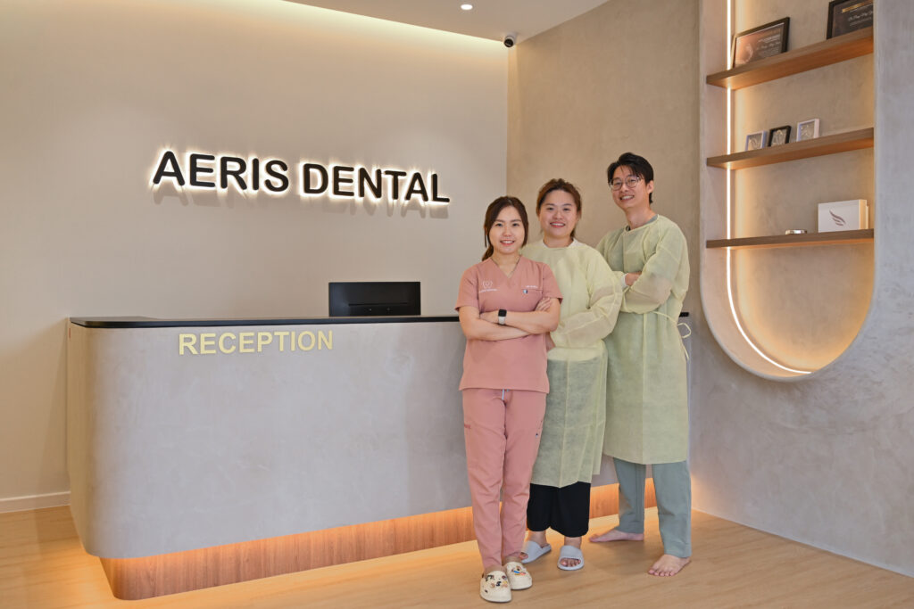 Meet the friendly Aeris Dental team in Bandar Puteri Puchong. Aeris Dental team of dentists and dental assistants smiling at the clinic in Bandar Puteri Puchong.